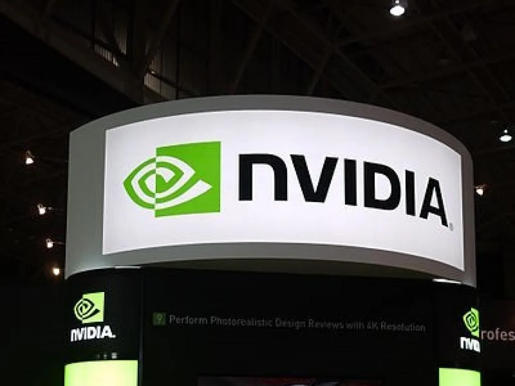 Logo-ul Nvidia pe un panou publicitar la un eveniment tehnologic.