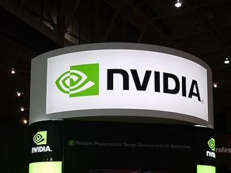 Logo-ul Nvidia pe un panou publicitar la un eveniment tehnologic.