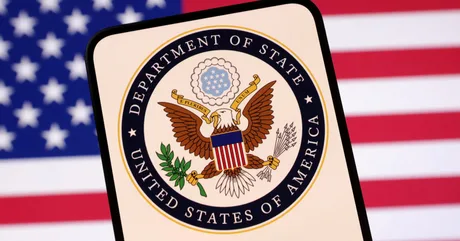 Sigla Departamentului de Stat al SUA pe fundal cu steagul american.