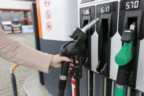 Creșterea prețurilor carburanților în România din cauza tensiunilor geopolitice.