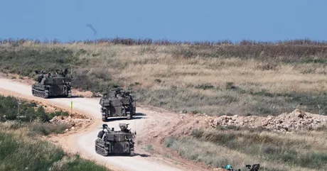 Tancuri israeliene pe un drum din sudul Libanului, în contextul conflictului recent.