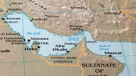 Harta Strâmtorii Ormuz și a țărilor învecinate, evidențiind rutele maritime.