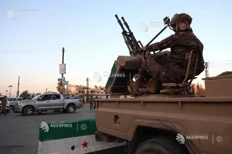 Soldat sirian pe un vehicul militar în apropierea unei baze strategice.