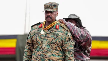 Comandantul Forțelor Speciale din Uganda în uniformă militară, cu medalii pe piept.