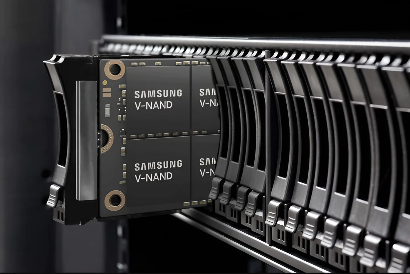 Prototip V-NAND de 900 de straturi dezvoltat de Samsung pentru SSD-uri mai eficiente.