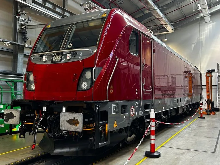 Locomotivă Alstom în garaj, pregătită pentru livrare.