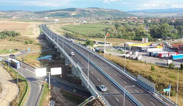 Autostrada A10 Sebeș–Turda, cu trafic și peisaj rural în fundal.