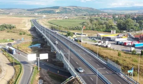 Autostrada A10 Sebeș–Turda, cu trafic și peisaj rural în fundal.