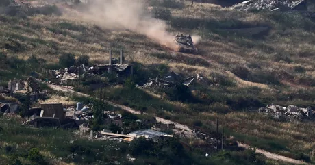 Tanc israelian avansează pe un teren afectat de conflict în sudul Beirutului.