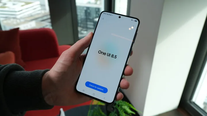 Actualizarea One UI 8.5 pe un smartphone Samsung în birou modern.