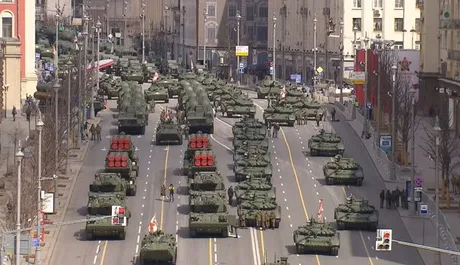 Parada militară din Moscova, cu vehicule de luptă pe străzi, în contextul restricțiilor de internet.
