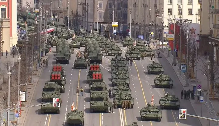 Parada militară din Moscova, cu vehicule de luptă pe străzi, în contextul restricțiilor de internet.
