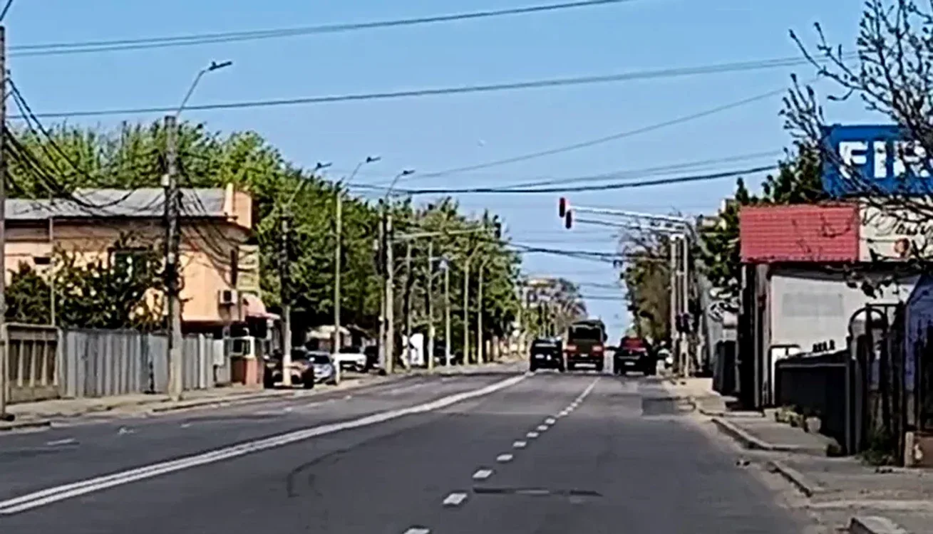 Stradă din Galați cu semafor și vehicule de intervenție.