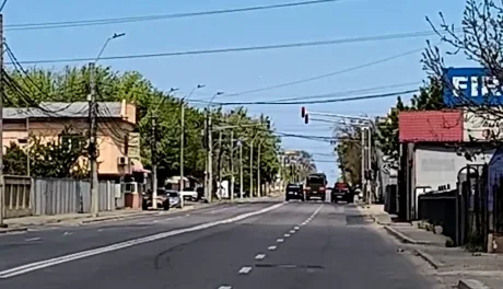 Stradă din Galați cu semafor și vehicule de intervenție.