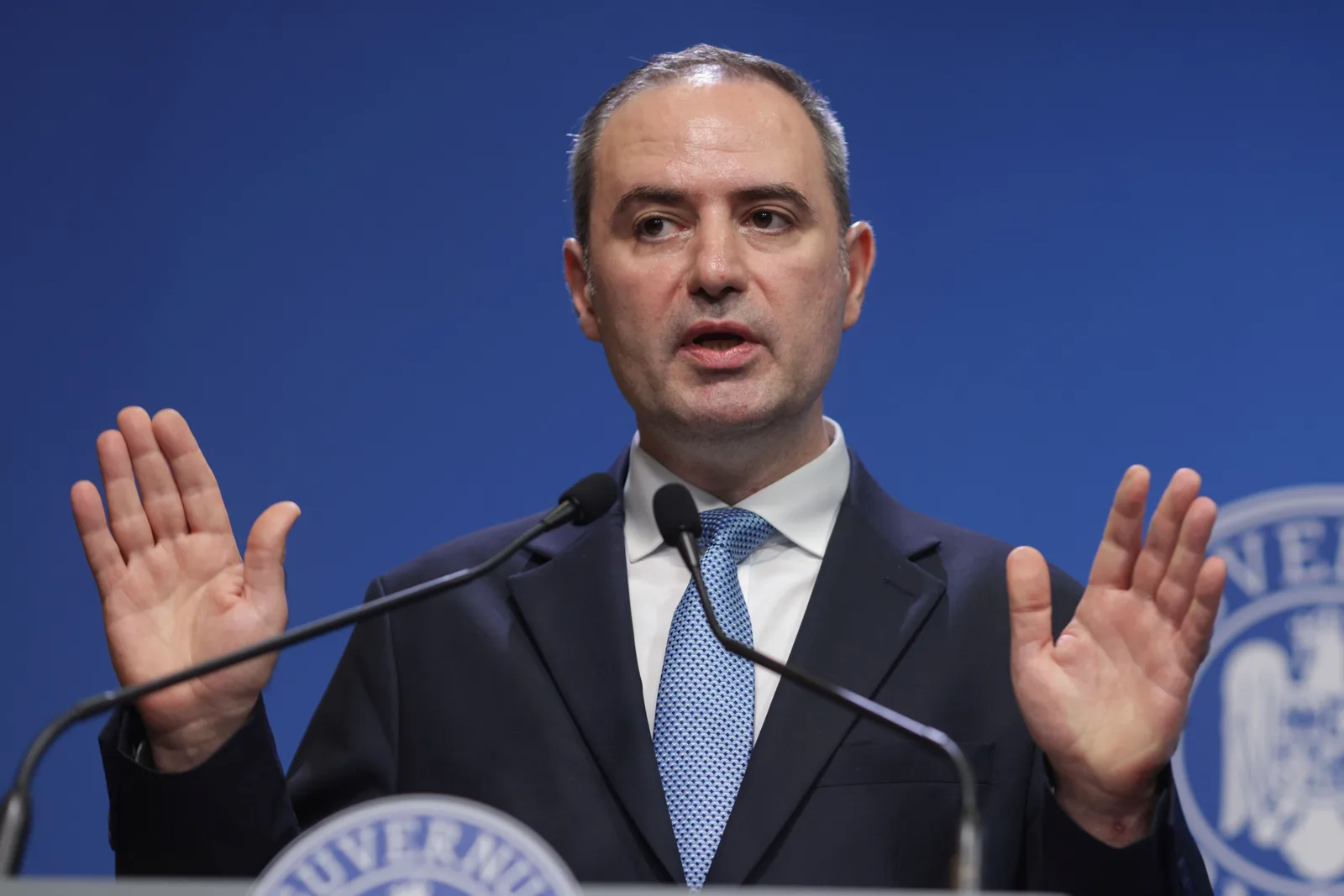 Reprezentant al Ministerului Finanțelor explicând noua taxă pentru colete.