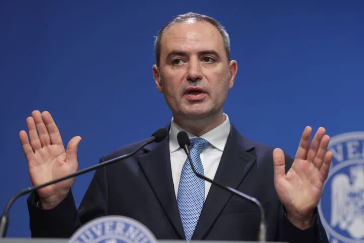 Reprezentant al Ministerului Finanțelor explicând noua taxă pentru colete.