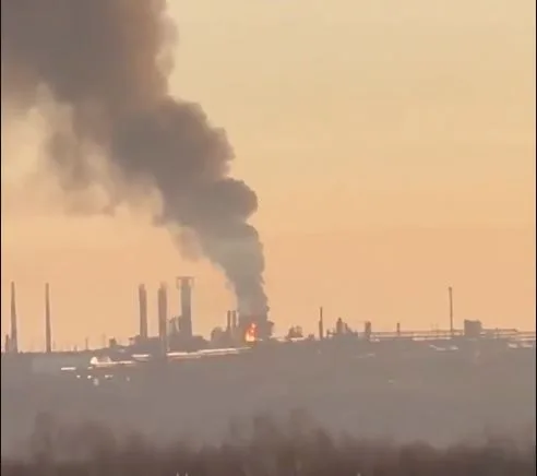 Incendiu la rafinăria din Ufa, provocat de un atac cu drone.