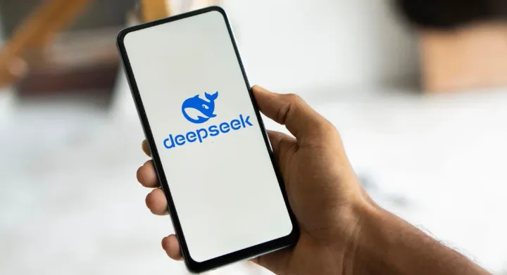 Un telefon mobil cu logo-ul DeepSeek pe ecran.