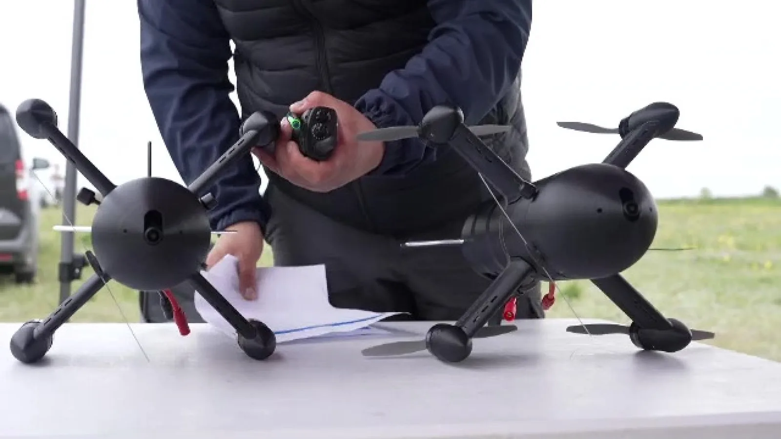 Dronă interceptoare pregătită pentru utilizare, pe masă.