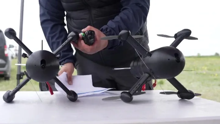 Dronă interceptoare pregătită pentru utilizare, pe masă.