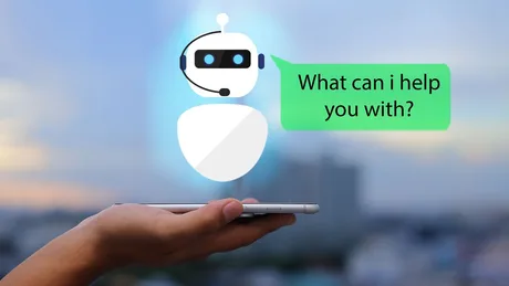 Un robot interactiv care oferă asistență utilizatorului pe un telefon mobil.