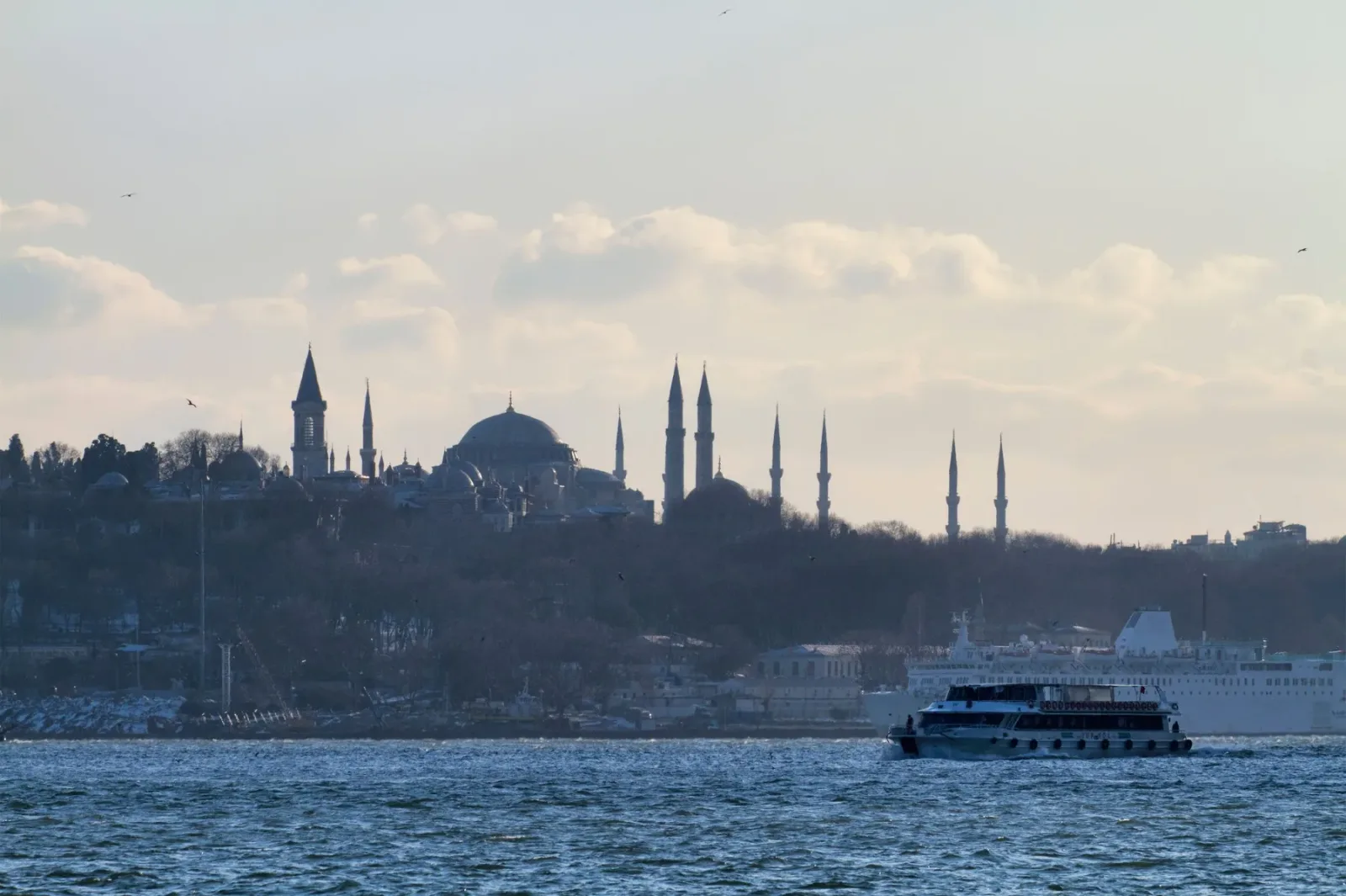 Peisaj urban din Istanbul cu moschei și apă, simbol al orașului istoric.