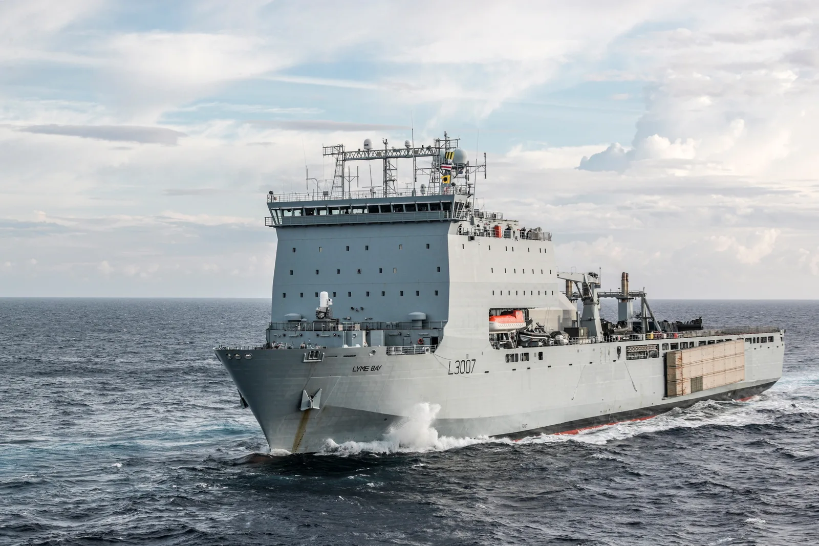 Nava RFA Lyme Bay navigând pe marea deschisă, pregătită pentru operațiuni de deminare.