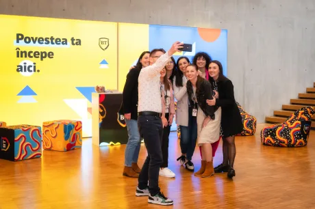 Grup de angajați Banca Transilvania la un eveniment de comunicare.