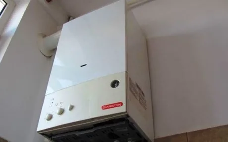 Centrala de apartament instalată pe un perete interior.