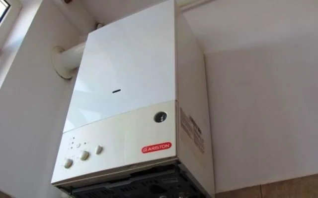 Centrala de apartament instalată pe un perete interior.