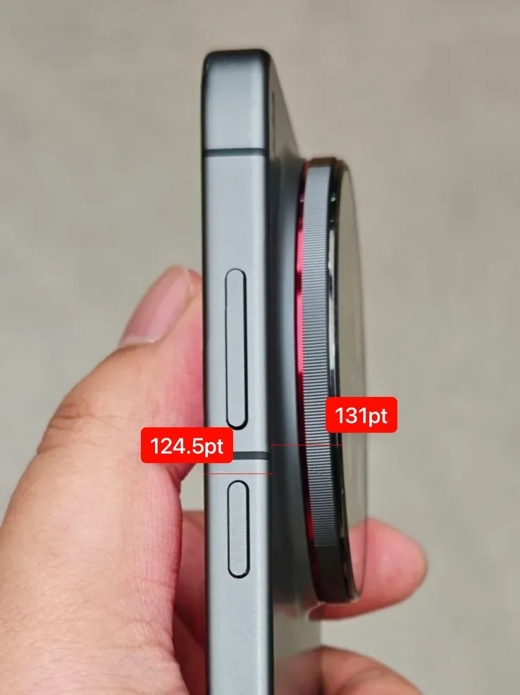 Vivo X300 Ultra comparat cu Vivo X200 Ultra, evidențiind grosimea mai mare.