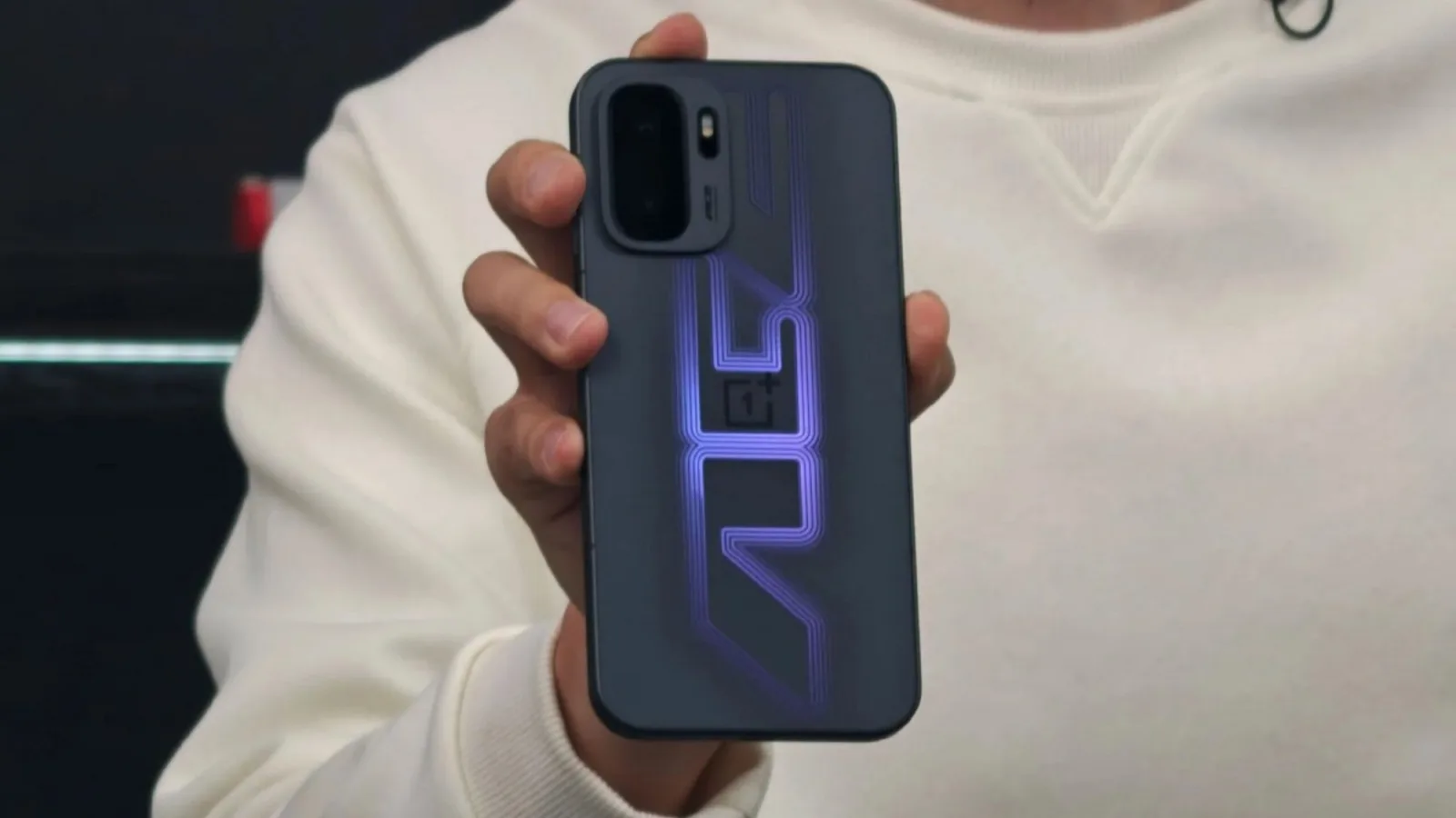 Telefonul OnePlus Ace 6 Ultra, cu design modern și logo reflectorizant.