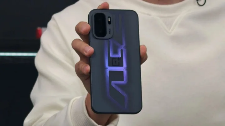 Telefonul OnePlus Ace 6 Ultra, cu design modern și logo reflectorizant.