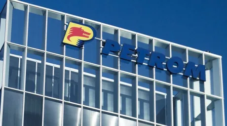 Logo-ul OMV Petrom pe clădirea companiei, simbol al industriei energetice.