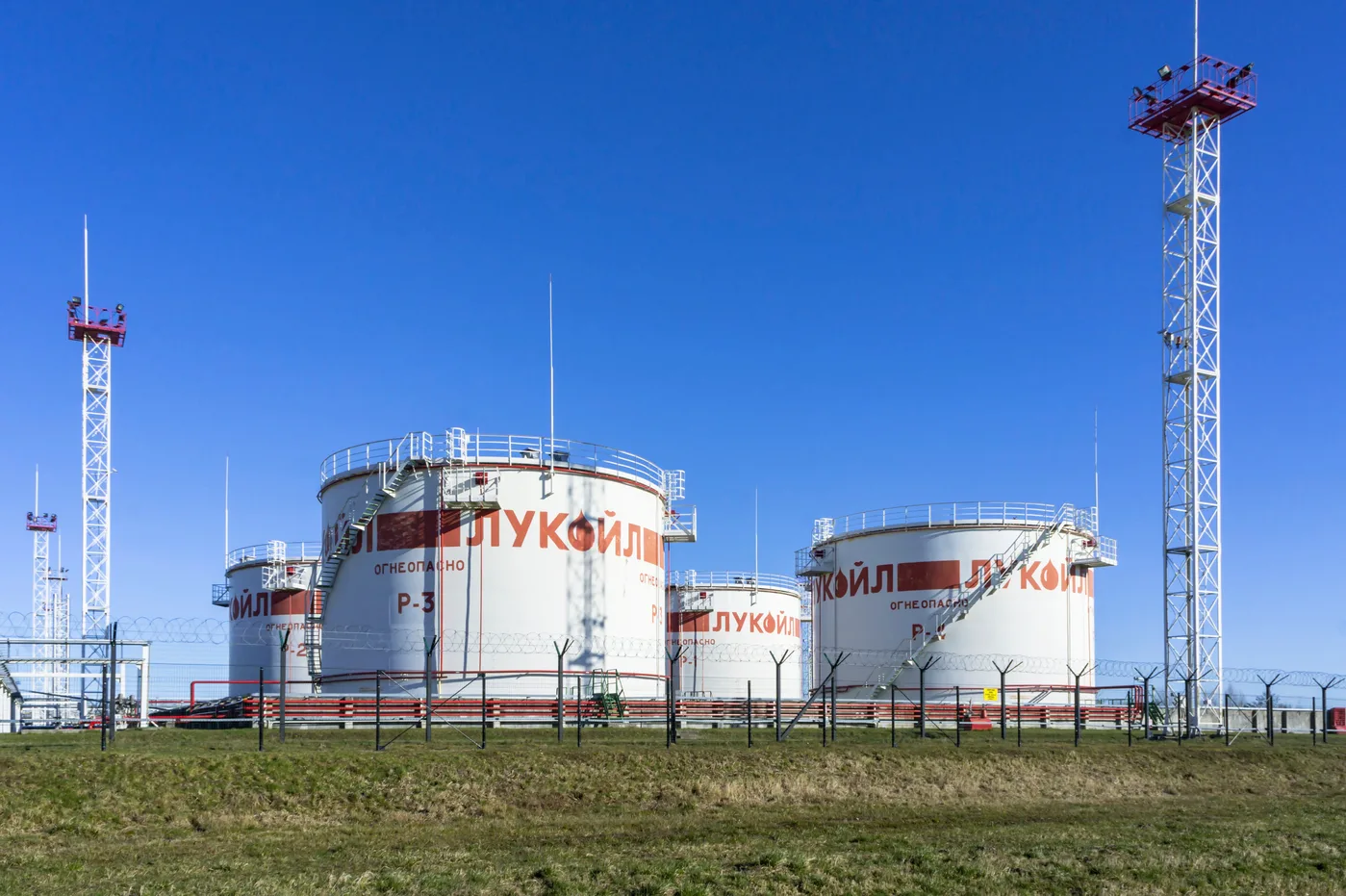 Rafinărie pe coasta Mării Negre, afectată de atacuri recente.