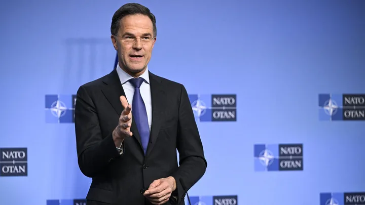 Mark Rutte discutând despre colaborarea NATO la o conferință de presă.