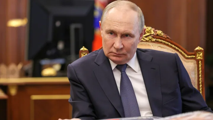 Vladimir Putin discutând despre atacurile asupra rafinăriei din Tuapse.