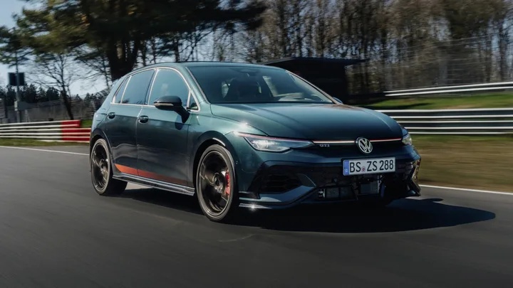 Volkswagen Golf GTI Edition 50 pe circuitul Nürburgring, demonstrând performanțe remarcabile.