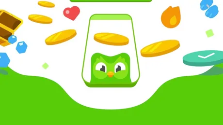 Logo-ul Duolingo cu monede și simboluri de învățare în fundal