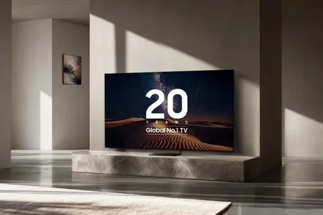 Televizor modern în interior, celebrând 20 de ani de inovație Samsung.