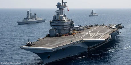 Nave militare navigând în apele Golfului Persic, sub supravegherea Iranului.
