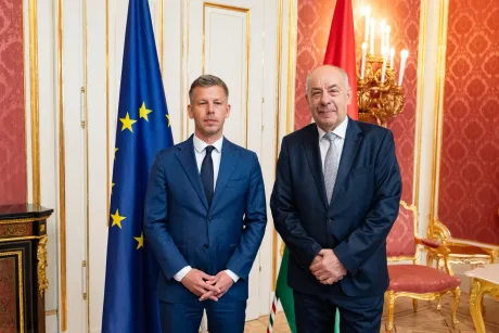 Tamas Sulyok și Peter Magyar în fața drapelului Uniunii Europene.