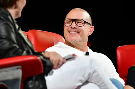 Jony Ive discutând despre inovațiile în tehnologie și designul hardware.