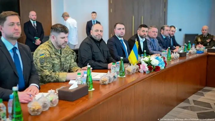 Negocieri de pace între Ucraina și Rusia în Abu Dhabi, cu participanți la masă.