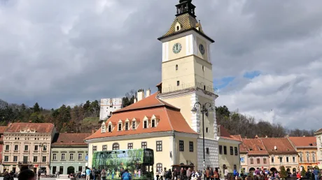 Primăria Brașov demontează cablurile de pe clădiri pentru un aspect mai curat.