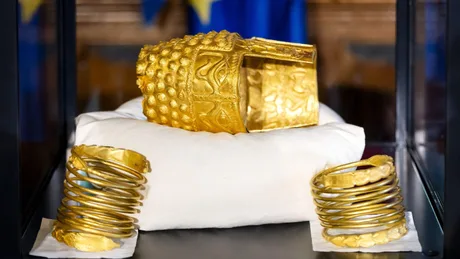 Coiful și brățările dacice expuse la muzeu pentru vizitatori.