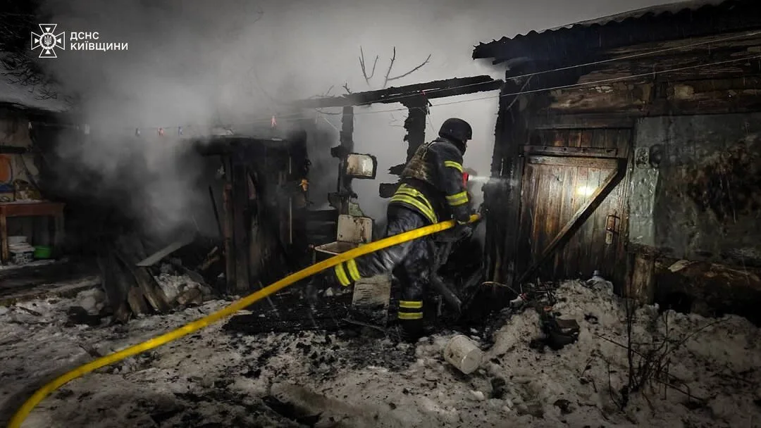 Pompier intervenind la un incendiu în zona afectată de atacuri.