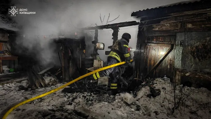 Pompier intervenind la un incendiu în zona afectată de atacuri.