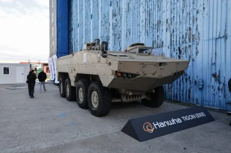 Mașină de luptă Hanwha expusă într-o fabrică din România.