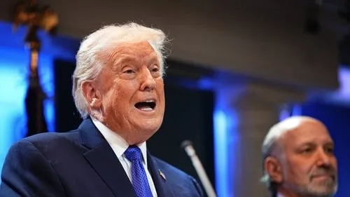 Donald Trump anunțând majorarea tarifelor vamale globale.